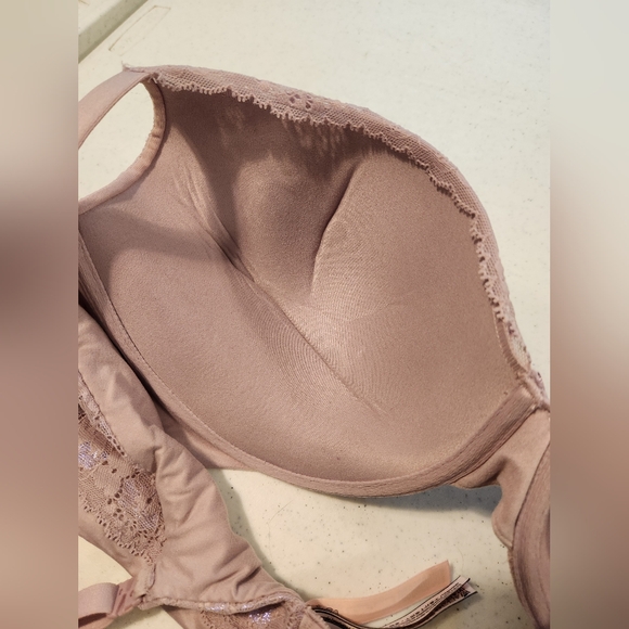 Victoria Secret 38DD - Picture 5 of 8